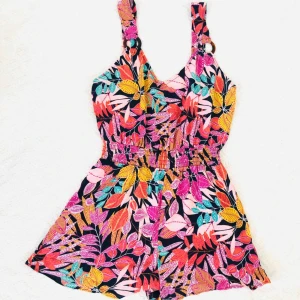  - Färgglad byxdress från Bershka. Står att det är storlek M men jag skulle absolut säga S. Aldrig använt. Kan hämtas i vasastan/solna eller skickas med post emot att köparen betalar porto 