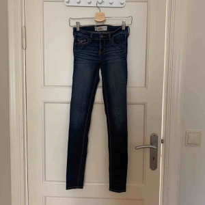  - Säljer dessa par jeans pga används ej, lite slitna på märket i bak annars bra skick. Köpta för 550 kr och säljer för 200 + frakt (priset kan diskuteras)