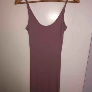  - Får inte med hela på bild, tajt klänning som slutar precis under knäna (jag är 162) 