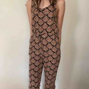  - Fin jumpsuit från BikBok i storlek xs. Köparen står för frakten men kan mötas upp i Helsingborg.