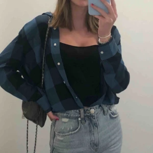  - Säljer min blårutiga skjorta ifrån hm. Strl 36 Köpt i höstas, använd några få gånger 