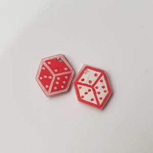 Tärningsberlock - Ca 2cm stora tärningsberlocker. Gjorda i krympplast! Pris plus frakt. Skriv privat om du har önskemål på en egen berlock med annat motiv så kan jag kanske göra en 💖