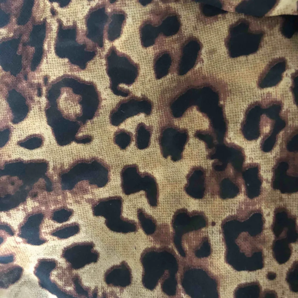 Säljer min superfina leopard volang kjol från NA-KD eftersom den tyvärr inte kommer till användning längre. Superfin till våren och sommaren🥰 Köpte för 3 år sedan men den är knappt använd!!      Budgivning: 110kr + frakt. Kjolar.