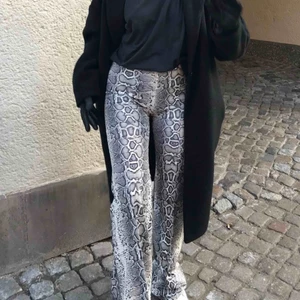  - Snakeprint byxor, väldigt mjuka och sköna. 