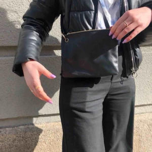  - Svart liten väska. Fint skick. Kund står för frakt.