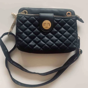  - Jätte fin svart väska, köpt i London.