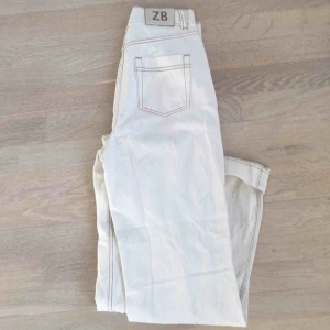  - Budgivning, ligger på 150. Avslutar budgivningen på fredag. Snygga byxor från Zara och säljs för att de är för långa för mig som är 163 cm 