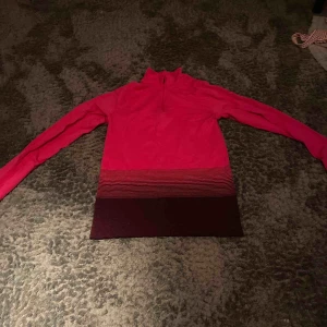  - Ev fin tränings tröja vet inte var det är köpt utan fick den🌸