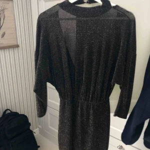  - Superfin klänning med öppen rygg i glitter 