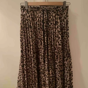  - Perfekta lång kjolen nu till våren, knappt använd, betalning via swish, möts i Stockholm!