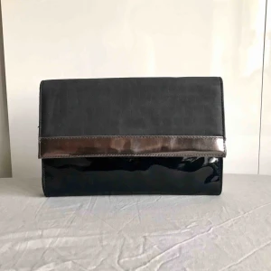 Kuvertväska - Kuvertväska 18x27 cm. Band finns till om man vill hänga den på axeln.