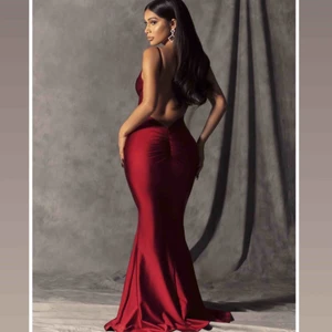  - Helt ny klänning från fashionnova, så fin men kommer tyvärr inte komma till användning. Klänningen har kvar alla lappar och är aldrig använd inte ens testad då klänningen inte passar evenemanget jag skulle ha den till.  FRAKT INGÅR I PRISET