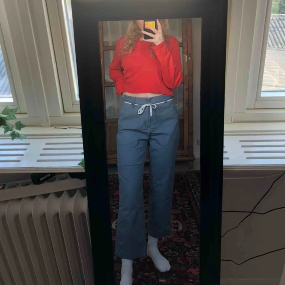 gråa byxor med coola detaljer köpa från Weekday, i modellen Delft Pocket Trousers. Byxorna är köpta från killavdelningen och passar mig som vanligen är en S/M. Säljer på grund av att de blivit för korta, jag är 174cm lång. Frakt tillkommer!!. Jeans & Byxor.