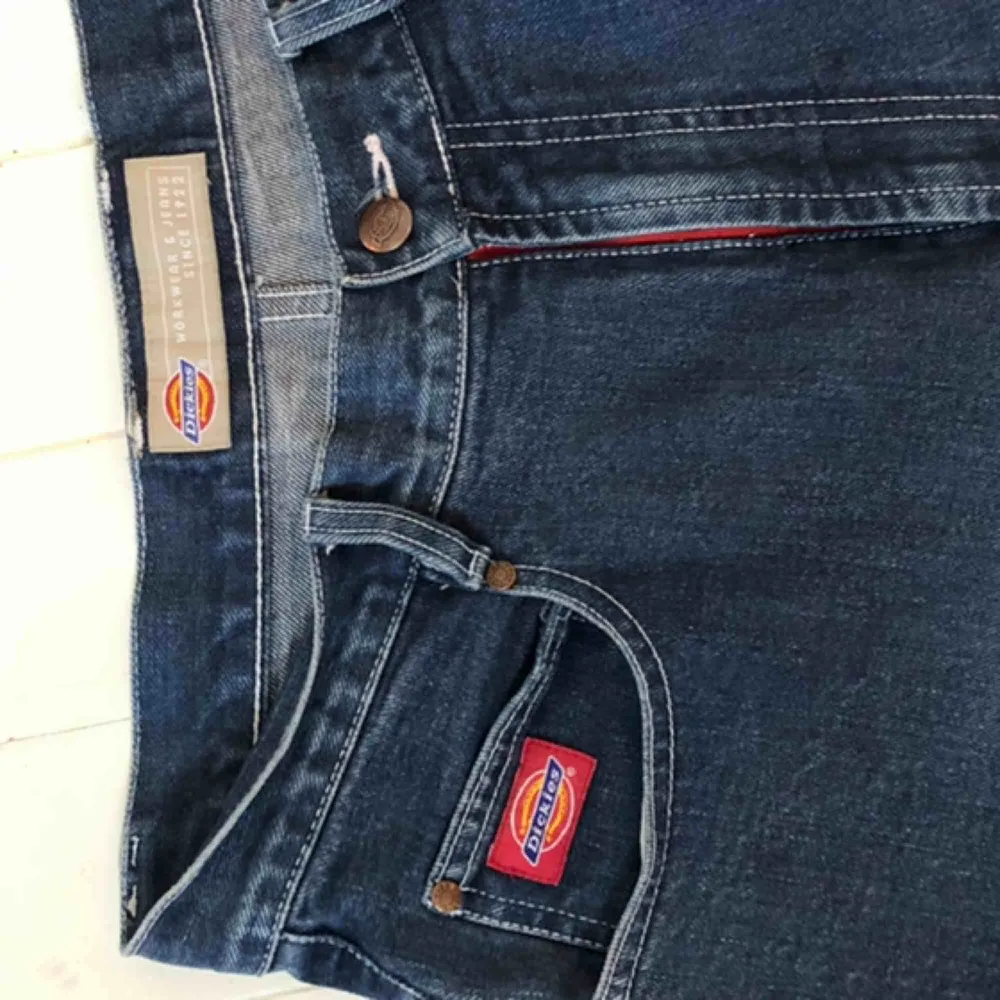 Blåa jeans från Dickies köpta på humana!. Jeans & Byxor.
