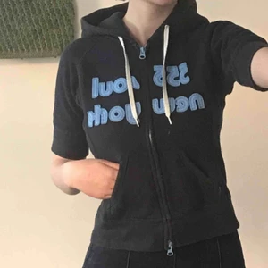  - Kortärmad hoodie med tryck. Köpt i new york för länge länge sen. Bra skick! Möts på södermalm. Frakt tillkommer💙💗💙