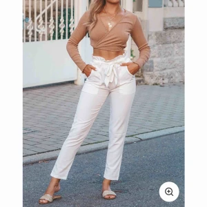  - Super snygga byxor från DM i storlek xs. Bara använda en gång därför jag säljer dom. Frakten ingår priset!   