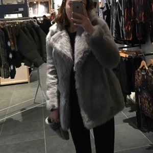 Pälskappa - Skitsnygg grå jakke kappa köpt för 1500 på zalando förra året jättevarm och skön. Fake fur och använd några gånger men i superbra skick, frakt är inkl.