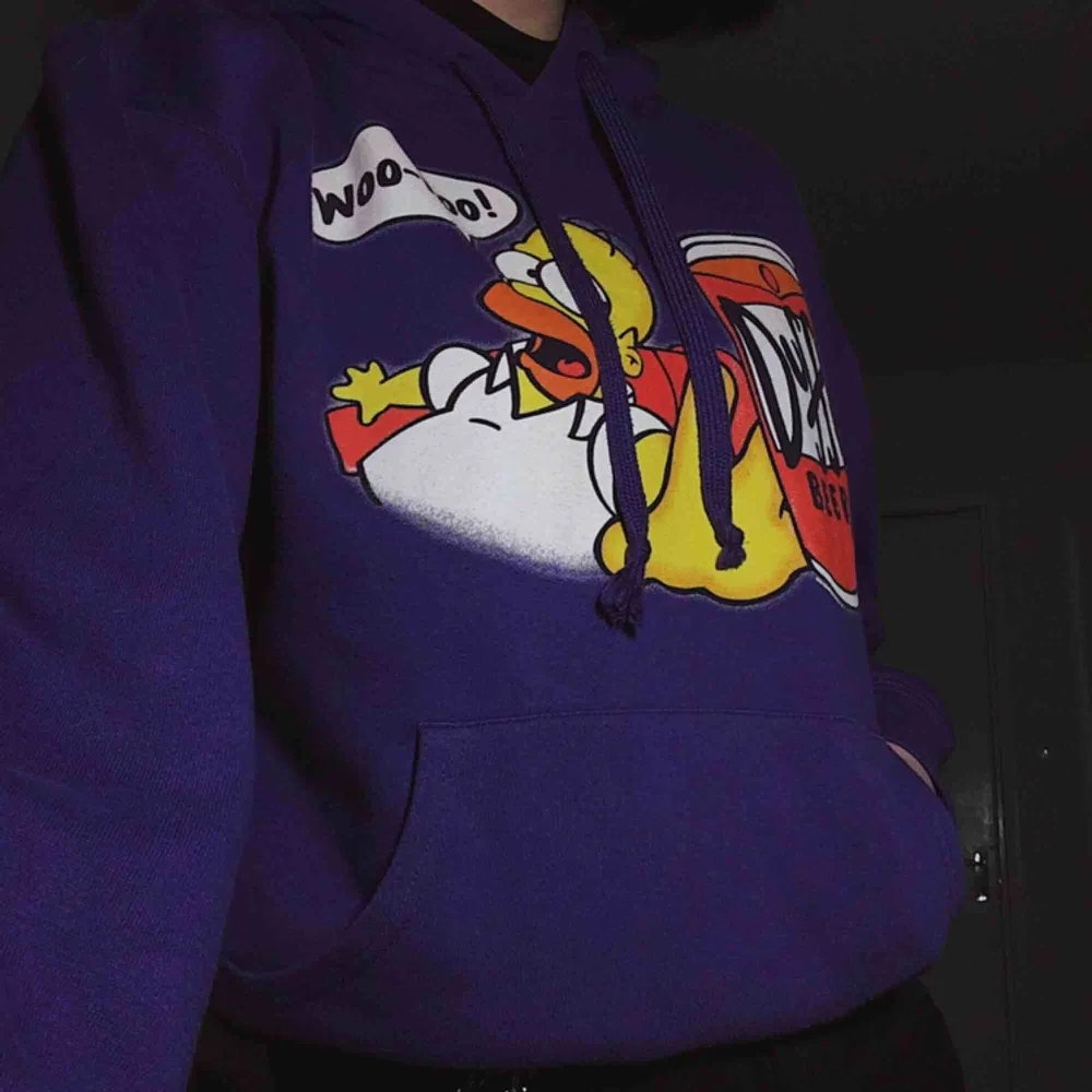 riktigt cool lila hoodie med homer på! säljes för att den tyvärr inte används så mycket :/ frakt på 60kr tillkommer :). Hoodies.