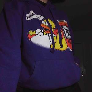 riktigt cool lila hoodie med homer på! säljes för att den tyvärr inte används så mycket :/ frakt på 60kr tillkommer :)