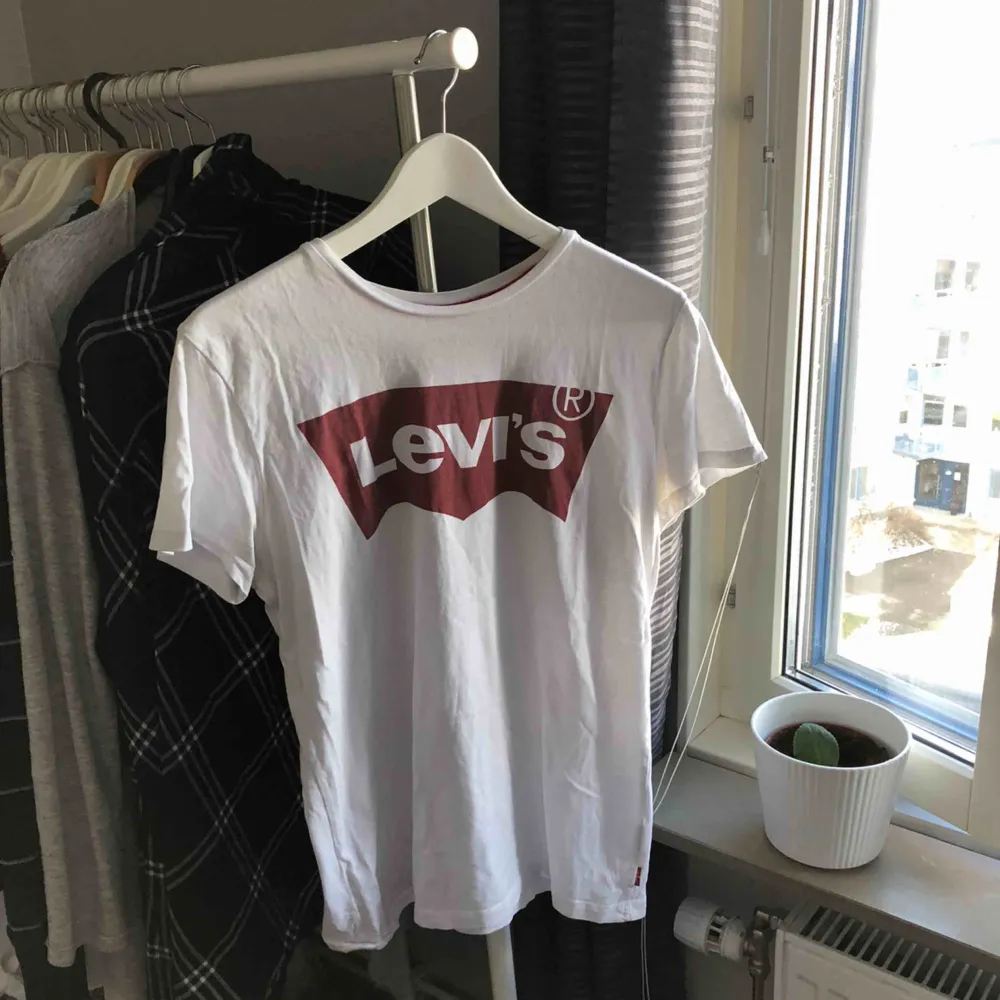 Snygg tröja från Levis, använd men i bra skick. T-shirts.