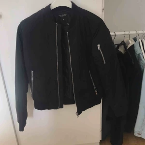  - Fin bomberjacka, nästan aldrig använd ! 
