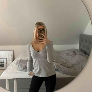  - Tröja med urringning från Odd Molly, använd ett fåtal gånger! Frakt tillkommer.