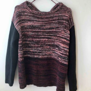  - En supersöt stickad tröja från Åhléns. (I bra skick)  Storlek: 34/xs  Pris: 40kr  Köparen står för frakten ❤️  