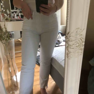  - Säljer min vita Högmidjade jeans från Gina!! Dom är rakare i modellen och har slitningar längst ner. Använda ett fåtal gånger och säljer dem nu för att jag tycker att dem sitter för tajt för min smak. 