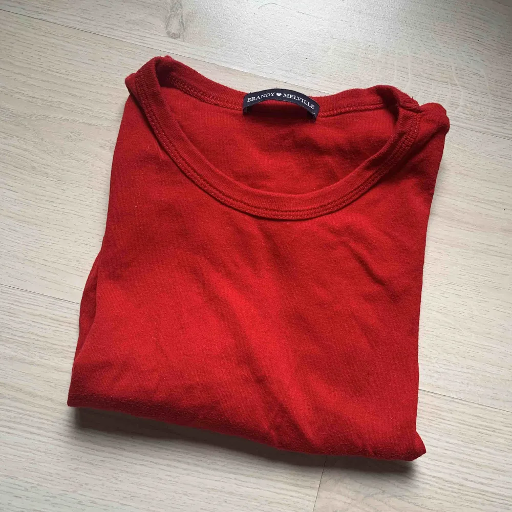 Enfärgad röd t-shirt från brandy Melville!✨  Skriv om du vill ha fler bilder!  Kan fraktas, köpare står för fraktkostnad! Kolla in mina andra annonser😌✨. T-shirts.