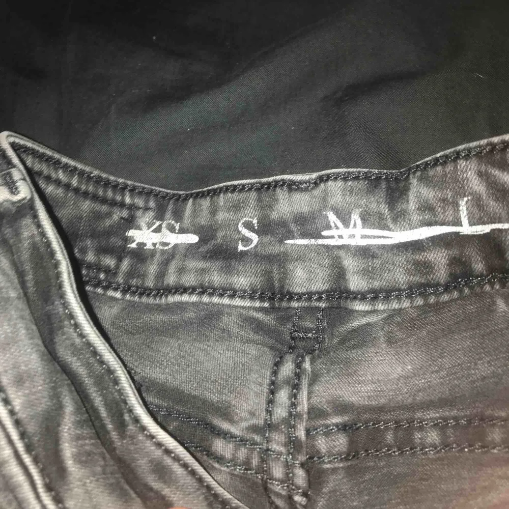dem är väldigt små i storlek, köparen står för frakten, betalning sker via swish :). Jeans & Byxor.