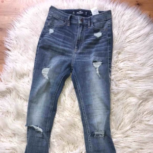  - Jättefina jeans med slitningar ifrån Hollister! Så snygg passform!! Dessa är KNAPPT använda 💛 Säljer pga , kommer aldrig till användning. 