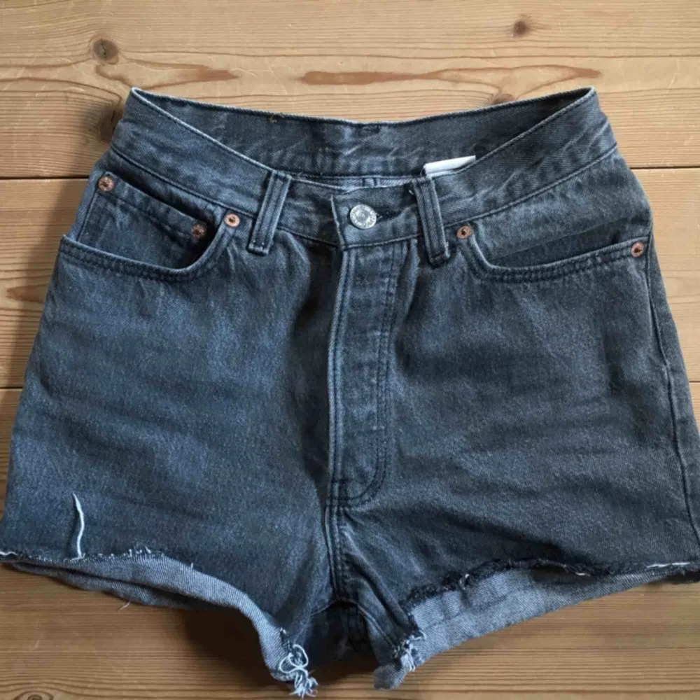 Superfina högmidjade gråsvarta Levi’s shorts! 🤩 Säljer pga för små för mig :( . Shorts.