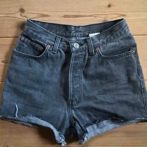 Superfina högmidjade gråsvarta Levi’s shorts! 🤩 Säljer pga för små för mig :( 