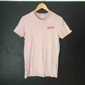  - Rosa t-shirt från Cubus. Knappt använd. Röd text på framsidan ”Future”. 