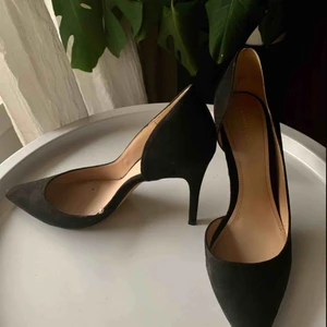  - Säljer mina snygga svarta klackar / pumps från Mango. Stilrena klackar som funkar till alla tillfällen året runt. Använda ett fåtal gånger.  - Storlek 40  - Nypris 299  Kan mötas upp i Stockholmsområdet eller Täby. 