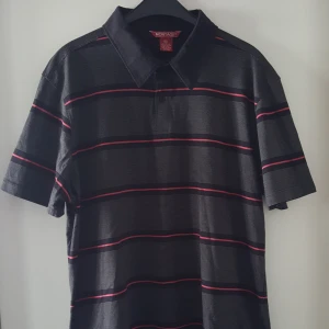  - Vintage randig t-shirt. Har någon liten typ tråddragning eller något bak på t-shirten (se bild 2), inget hål dock. Storlek XXL men känns mer som en ca L/XL skulle jag säga. Kan skickas om köparen står för fraktkostnaden.