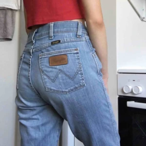  - Jättefina utsvängda jeans från Wrangler.