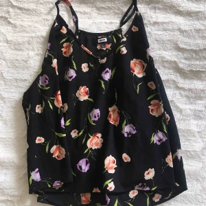  - Linne från bikbok, fint och skönt nu till sommaren, svalt, kort passform med reglerbara band 