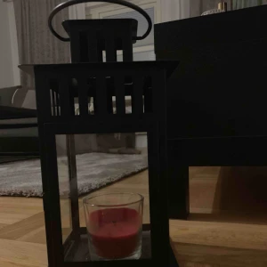  - Svart lykta (ljuset ingår) väldigt fin knappt använd