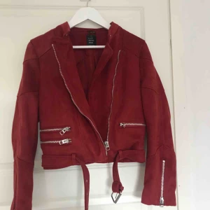  - Mocka jacka från Zara, superfint skick. Är liten i storleken men det är endå så man kan ha en lite tjockare tröja under om man vanligtvis vis har storlek 36.❤️