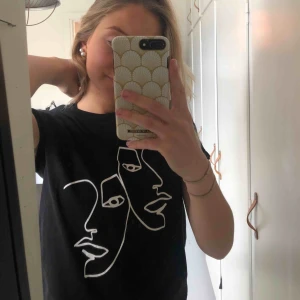  - Svart tröja med tyck 🖤 Super snygg men har inte kommit till användning. Köparen står för frakt 🥰