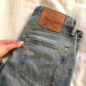  - Levi’s 501 Strl 29 (men passar en 26a eller liten 27a)    Mellanblå/ljusblå i färgen  Fint skick!  Avklippta nertill, lite fransiga    Köpta nyligen men min big booty får verkligen inte plats. Kan tyvärr inte erbjuda bättre än bilden på dockan :( :’(    