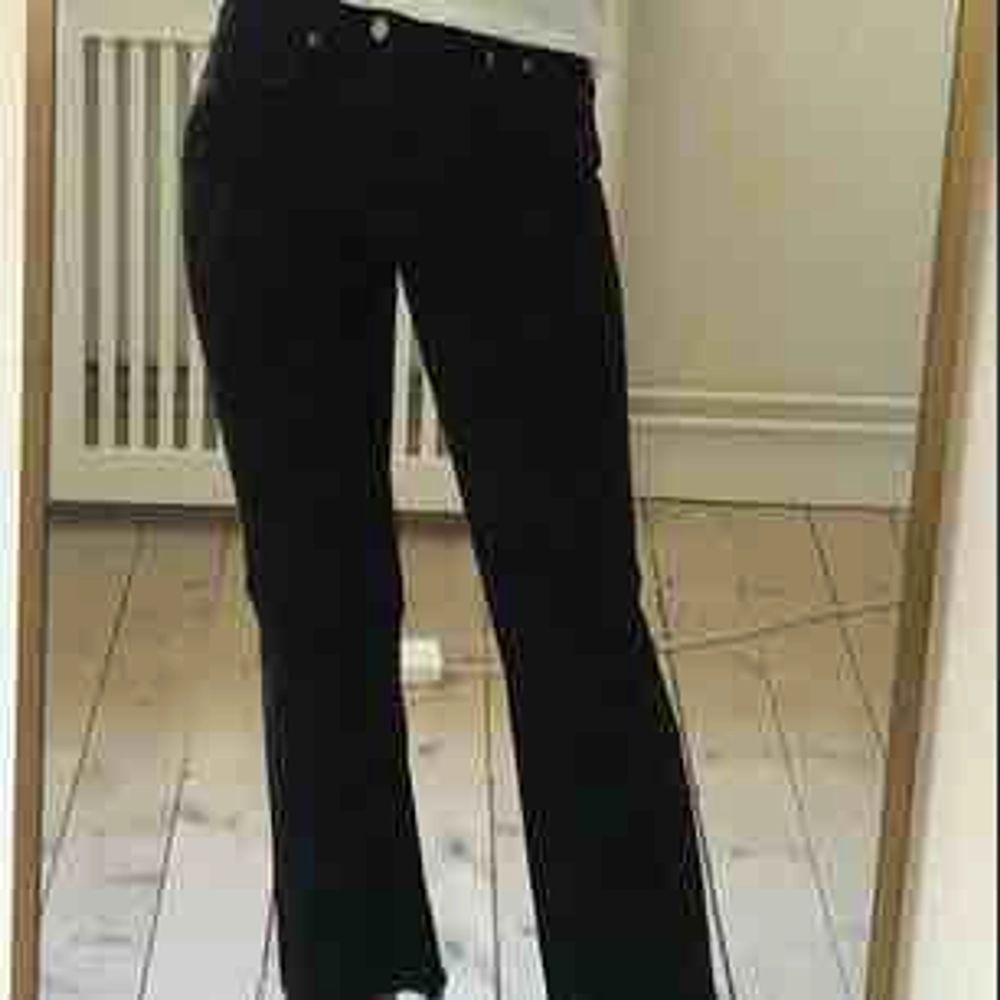 Svarta jeans från zara. Så gott som nya. Som man ser på 3dje bilden har de en detalj med slitningar längst ner på benen Nypris: ca 450. Jeans & Byxor.
