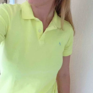  - Skitball piké i neongul! Barnstorlek men passar XS/S! Perfekt för dig som vill haka på neontrenden..🌟