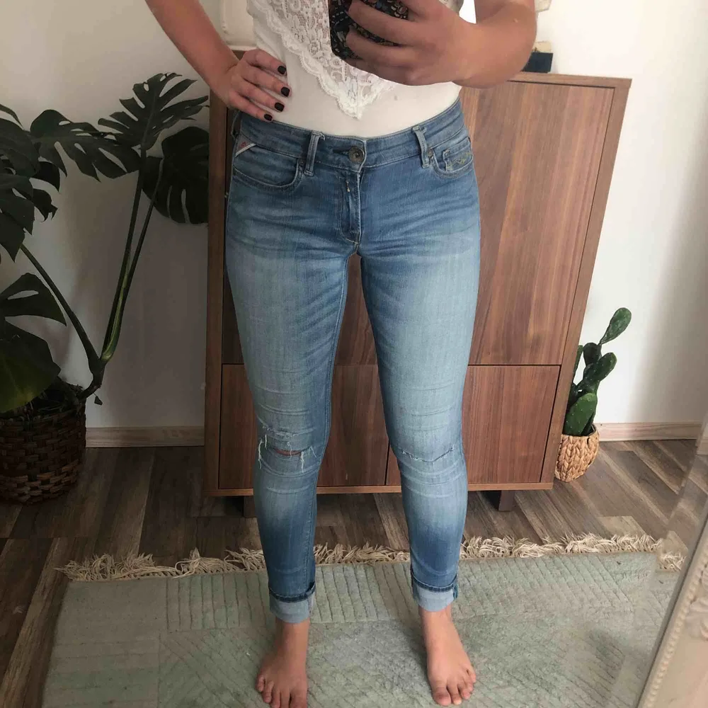 Replay Luz tighta stretch-jeans 🌞 suupermjukt och stretchigt material. Hål på knäna. 50 kr frakt men kan tänka mig att gå ner vid snabb affär!. Jeans & Byxor.
