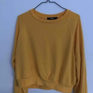  - Gul tröja, lite kort i modellen från bik bok. Lite nopprig men inte så farligt⚡️