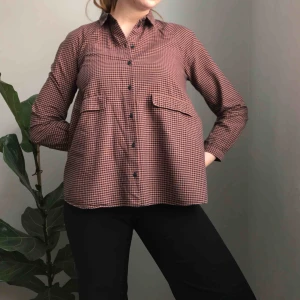  - 💌Frakt ingår! 💌 Riktigt fin smårutig skjorta från COS med fickor framtill • skjortan är lite utsvängd vilket ger en härlig siluett • storlek 36 men bör även passa 38/40 • 100% bomull, i perfekt skick!