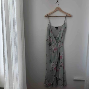  - jätte söt blommig wrapdress från new look. aldrig använd.  kan mötas längst roslagsbanan eller i stockholm, annars står köpare för frakt.