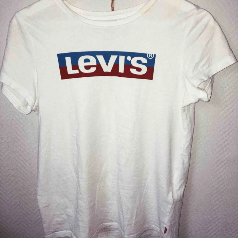 t-shirt ifrån Levis använd någon enstaka gång. Köptes för 249kr och säljes för 99kr.. T-shirts.