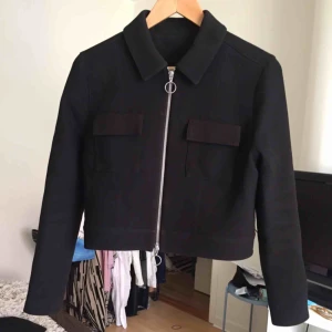  - Supersnygg vårjacka från stories kommer tyvärr inte till användning.